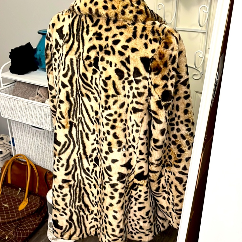 Gallery Leopard Faux Fur Coat EUC - Picture 7 of 9